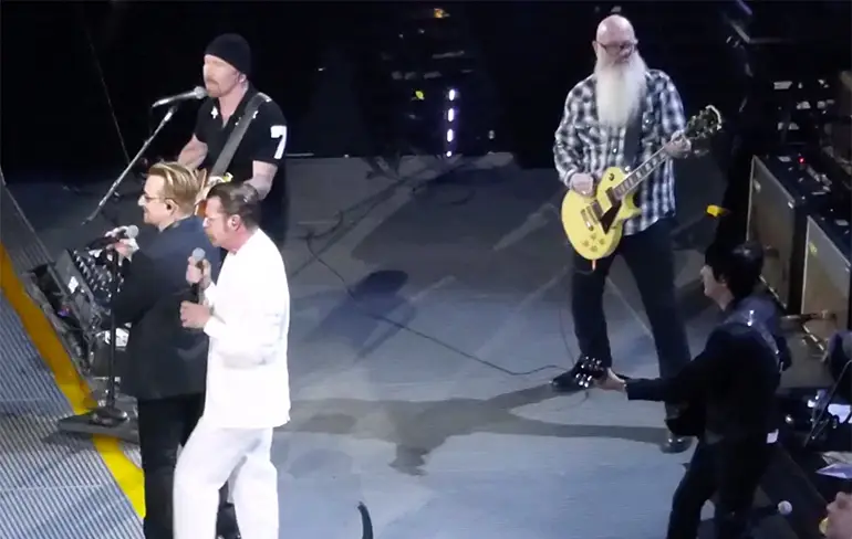U2 en Eagles of Death Metal samen op podium in Parijs
