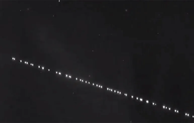 Ufo-treintje van 60 SpaceX satellieten boven Nederland