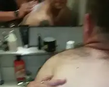 Uitknijpen puistje bij vriend gaat niet zo goed...
