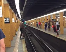 Uitslovende springer op metrostation zal wel pijnlijke ribben hebben!