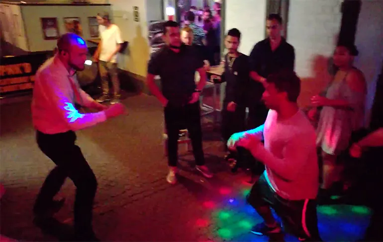 Uitsmijter gaat gevecht met dronken gast aan en werkt hem naar buiten