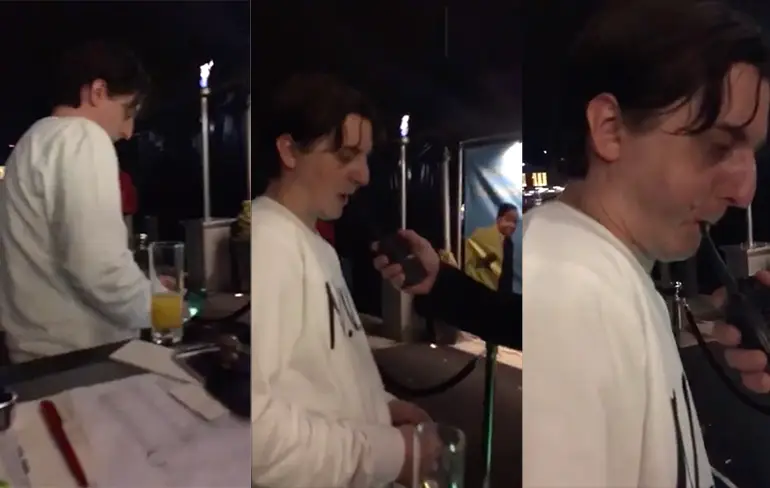 Uitsmijter neemt een blaastest af van beschonken bezoeker