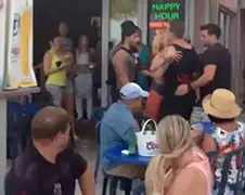 Uitsmijters Blondies gaan hardhandig te werk...
