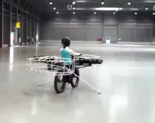 Uitvinders Tsjechië maken vliegende fiets