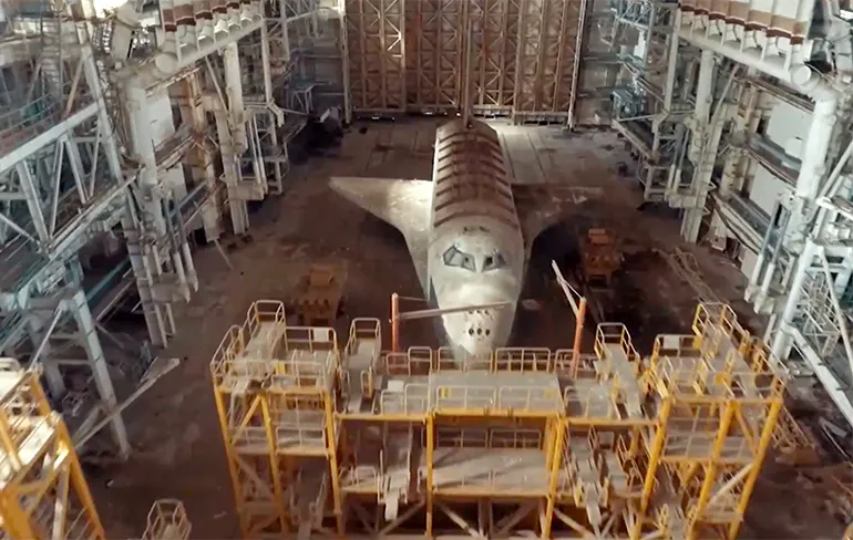 Urban Explorer nemen kijkje bij 2 verlaten Space Shuttles in Kazachstan