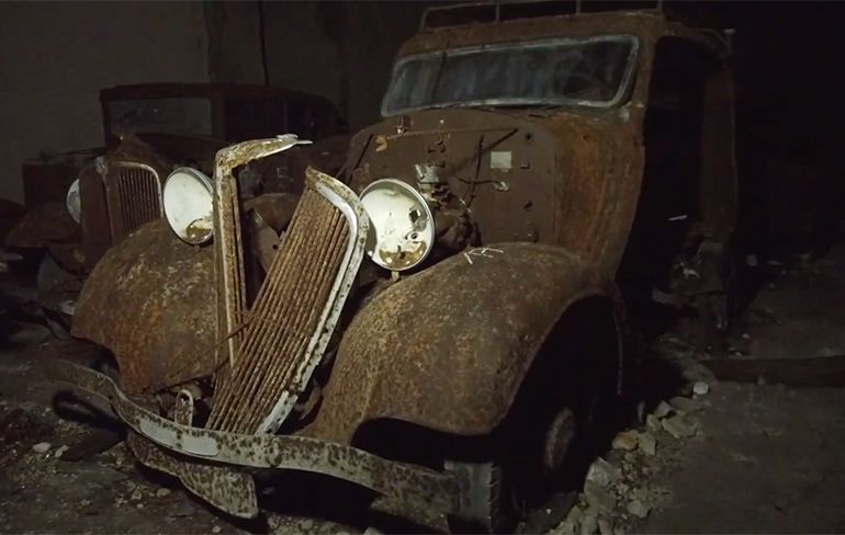 Urban Explorers bezoeken steengroeve vol met oude auto's