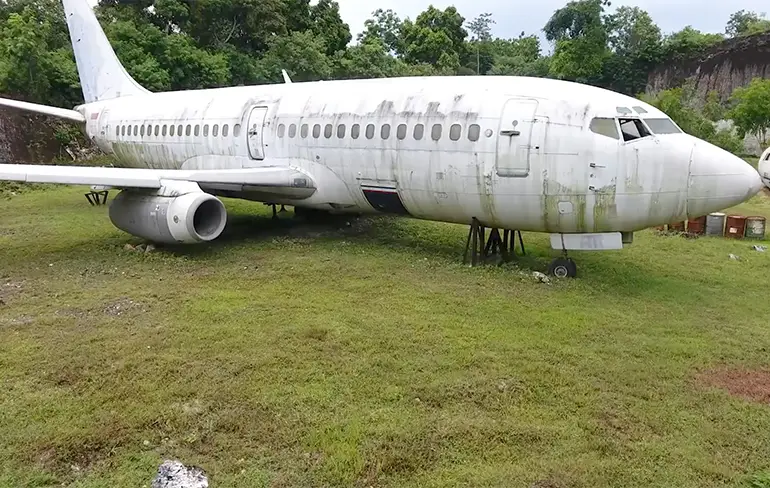 Urban Explorers bezoeken verlaten Boeing 737 op Bali