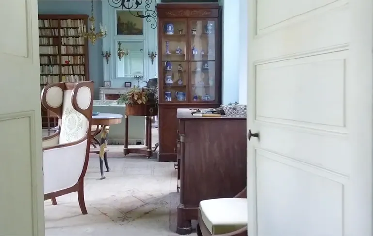 Urban Explorers bezoeken verlaten volledig gemeubileerd kasteel