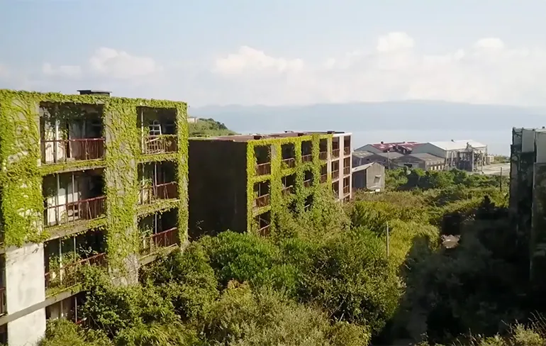 Urban Explorers brengen bezoek aan verlaten ziekenhuis op Ikeshima eiland