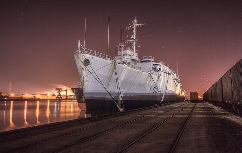 Urban Explorers maken foto's op oud verlaten marineschip
