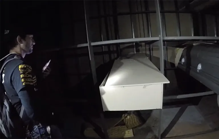 Urban Explorers vinden vergane lijken in verlaten Funeral Home
