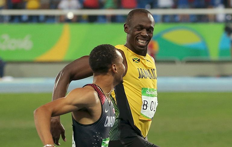 Usain Bolt en Andre De Grasse rennen lachend de 200 meter finale in!