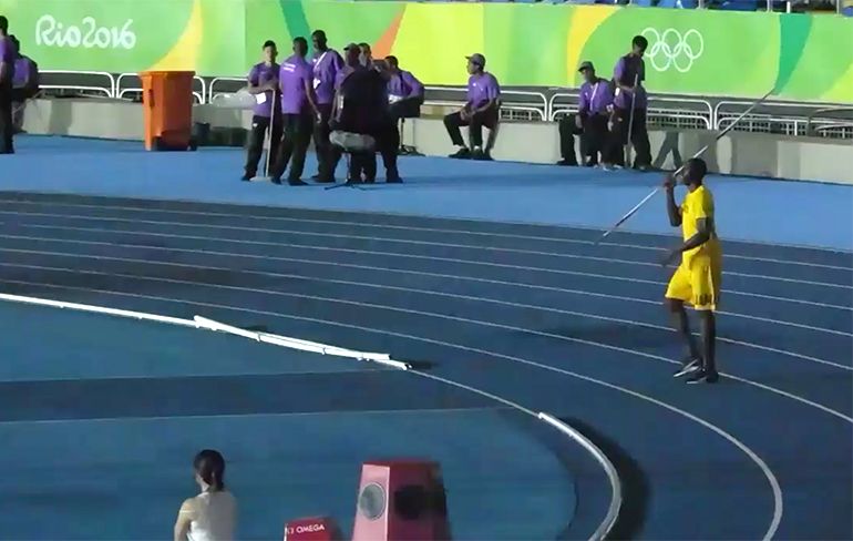 Usain Bolt gooit een speer als Olympisch stadion in Rio gesloten is