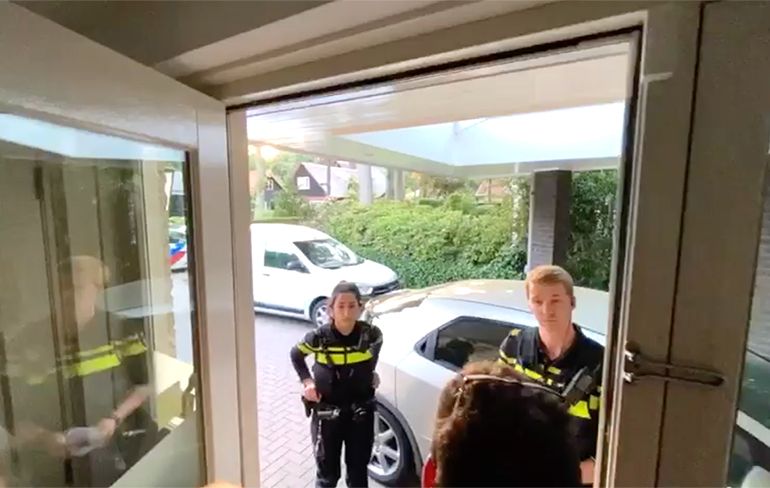 Vader en moeder worden gearresteerd na bezoek moeder aan raam van verpleeghuis