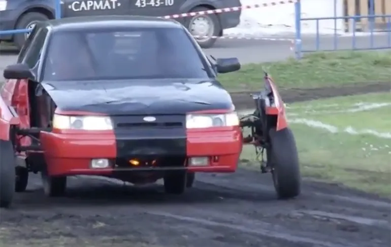 Vader en zoon maken Transformer van oude Russische auto