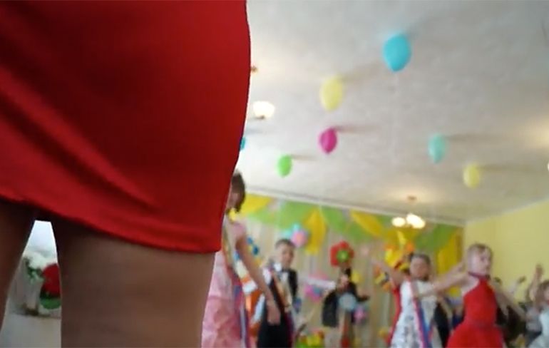 Vader enorm druk met filmen kont lerares tijdens dansvoorstelling