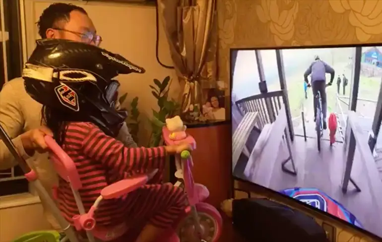 Vader geeft zijn dochter het ritje van haar leven!