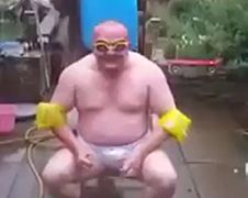 Vader heeft klein ongelukje tijdens Ice Bucket Challenge