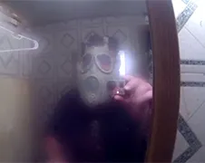 Vader laat zoon onder de douche schrikken