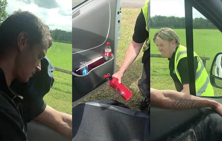 Val dus nooit bij een collega in het busje in slaap!