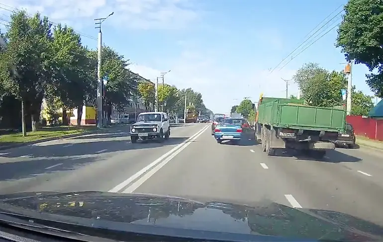 Van baan verwisselen naar aantal auto's die een stuk minder waard zijn
