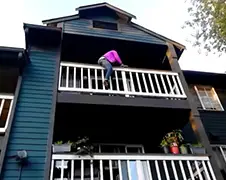 Van balkon klimmen gaat niet zo goed...