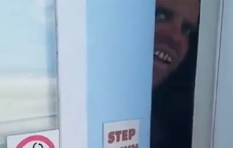 Van klagen over gekke geluiden tot 10 dollar krijgen om ATM te doen...