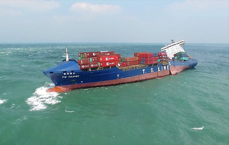 Vastgelopen schip zorgt voor smerige kust van Taiwan