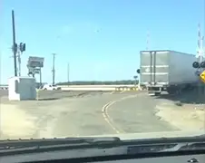 Vastzittende vrachtwagen geen enkel probleem voor trein!