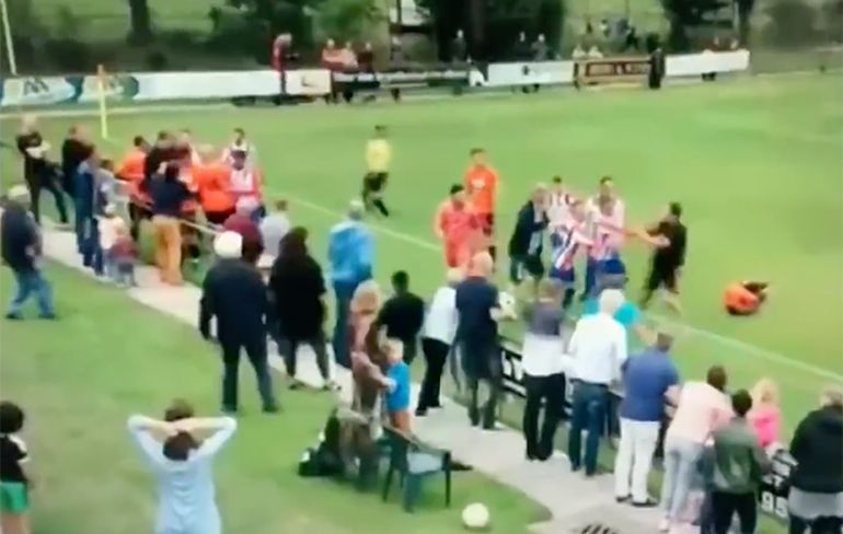 Vechtpartijen bij voetbalwedstrijden in Apeldoorn en Ugchelen