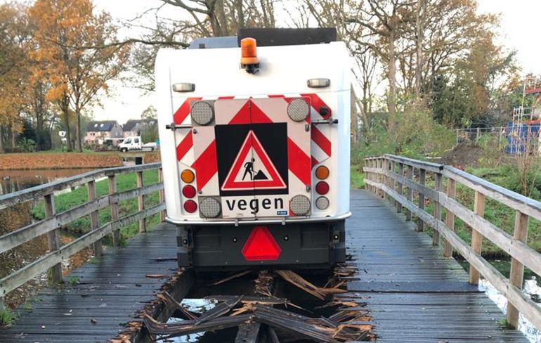 Veegwagen door houten brug gezakt in Deventer