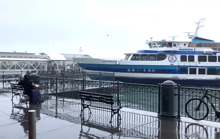 Veerboot ramt pier in San Mateo in Californie