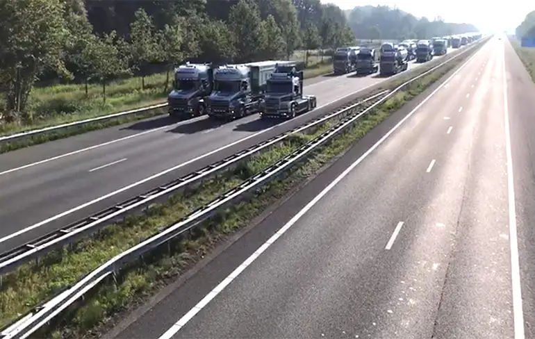 Veevoerbedrijf bestaat 60 jaar, gevierd met file van vrachtwagens