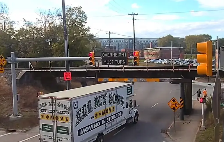 Verhuiswagen probeert voor viaduct nog net even stoplicht te halen...