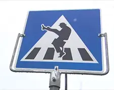 Verkeersbord werkt grappig oversteken in de hand