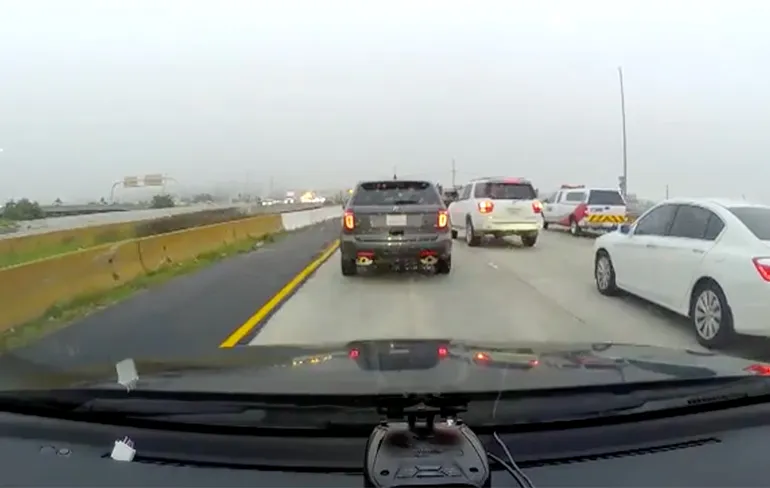 Verkeershufter propt auto ertussen, maar Moeder Karma is er ook!