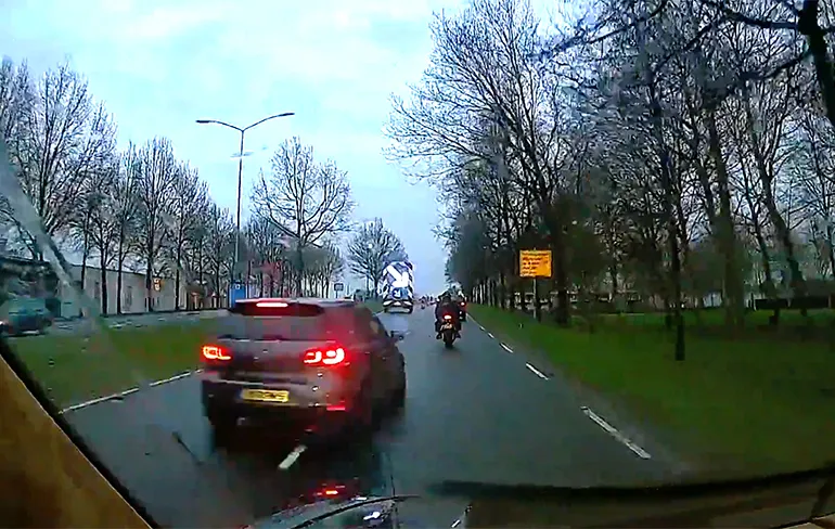 Verkeershufter rijdt bijna twee keer een motorrijder van de weg