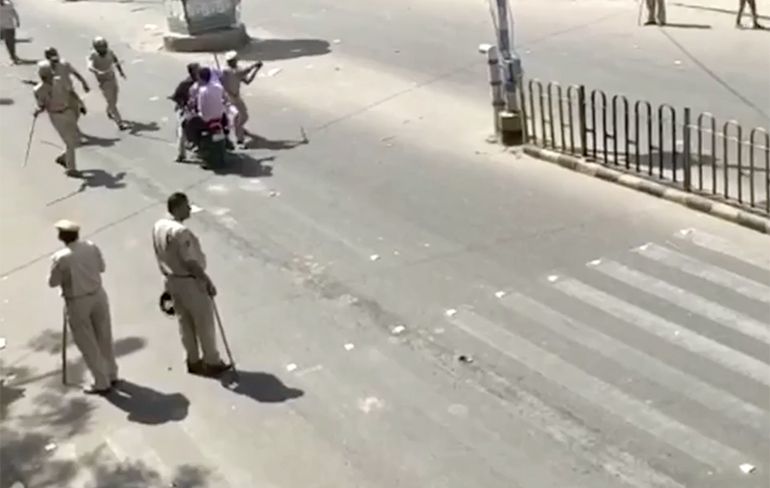 Verkeerspolitie in India niet aardig voor mensen die geen helm dragen