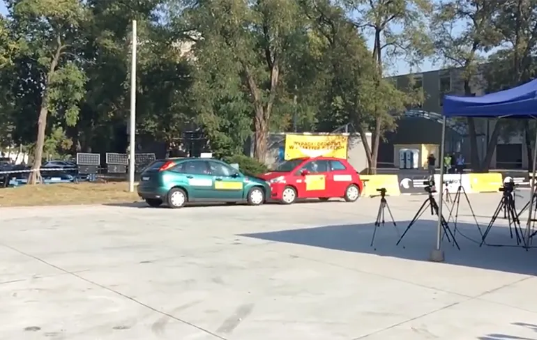 Vermakelijke onbedoelde kettingreactie tijdens crash test in Polen