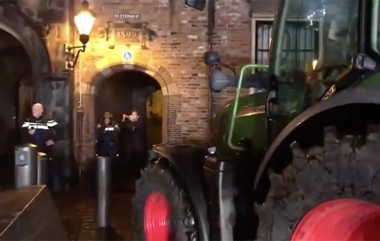 Verrassing van de boeren: Trekkers blokkeren Binnenhof