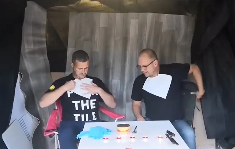 Verrotte Zweedse haring happen uitdaging is niet voor zwakke magen