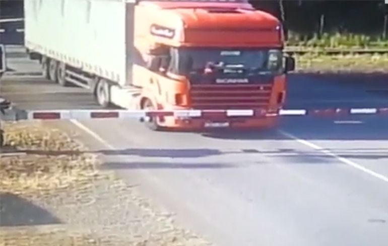 Verschrikkelijk ongeluk in Tsjechië: Trein doorboort vrachtwagen