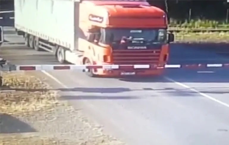 Verschrikkelijk ongeluk in Tsjechië: Trein doorboort vrachtwagen