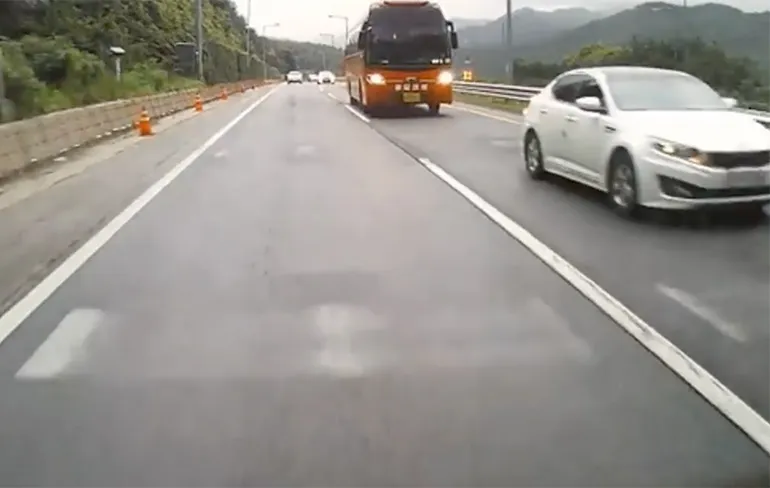 Verschrikkelijk ongeluk met een niet oplettende buschauffeur in Zuid-Korea