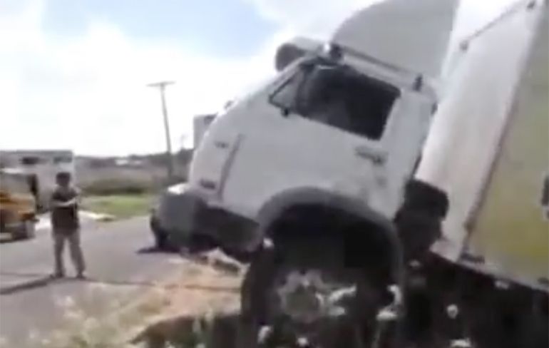 Verschrikkelijk ongeluk tijdens wegslepen vrachtwagen