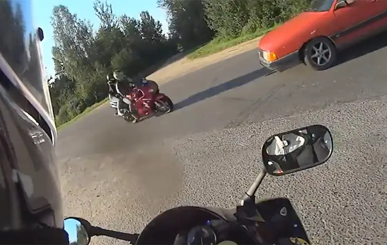 Verschrikkelijke crash tussen motor en afslaande auto in Wit-Rusland