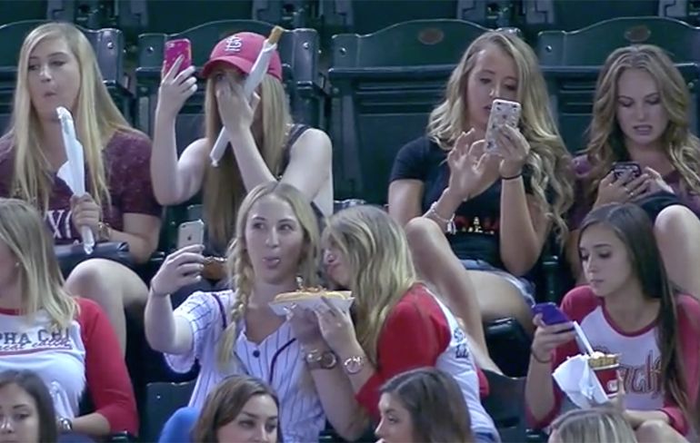 Verslaggevers honkbalwedstrijd "roasten" aanwezige dames die selfies maken...