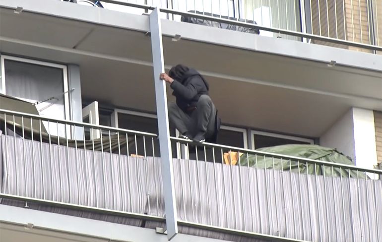 Verwarde man is net Spiderman tijdens inval arrestatieteam in Amsterdam