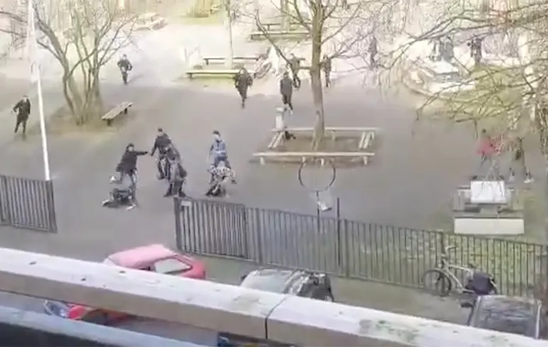 Verwarde man zwaait met messen op Scala College in Alphen aan den Rijn