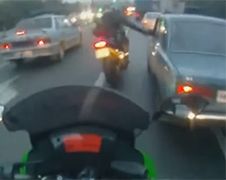 Verzameling boze motorrijders vs autospiegels